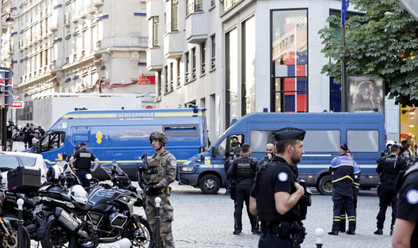 Attaque au couteau à Paris : le suspect pourrait avoir commis un meurtre plus tôt à Courbevoie