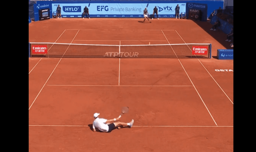 Tennis : le Français Quentin Halys réussit un superbe coup gagnant alors qu’il est à terre