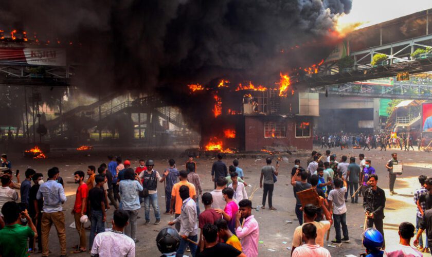 Bangladesh : une centaine de morts dans les manifestations, une prison prise d'assaut