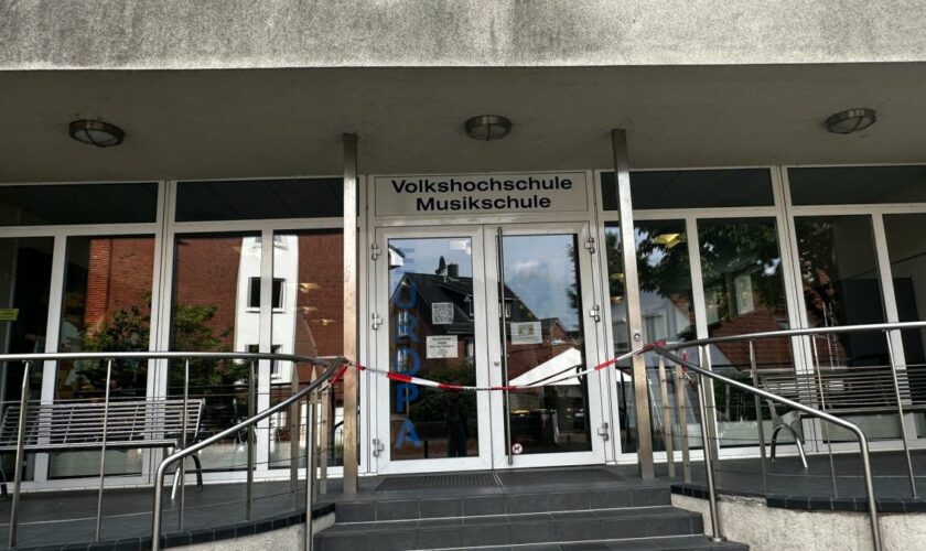 VHS-Mitarbeiter nach Messerangriff schwer verletzt – Zwei Verdächtige in Gewahrsam