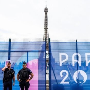 JO 2024 : les premiers athlètes arrivent dans un Paris hypersécurisé