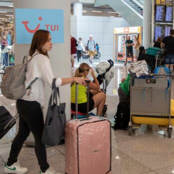 19 July 2024, Spain, Palma: Passengers at Palma de Mallorca airport, where a global IT disruption is causing flight cancellations and delays. Photo by: Clara Margais/picture-alliance/dpa/AP Images