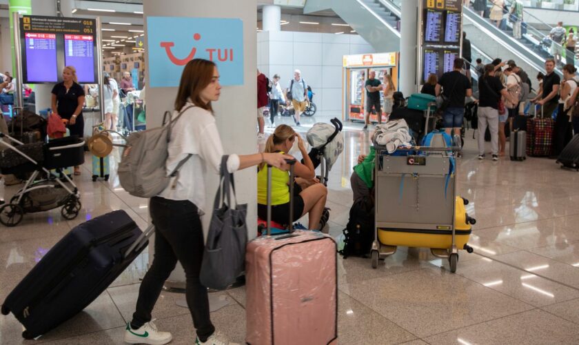 19 July 2024, Spain, Palma: Passengers at Palma de Mallorca airport, where a global IT disruption is causing flight cancellations and delays. Photo by: Clara Margais/picture-alliance/dpa/AP Images