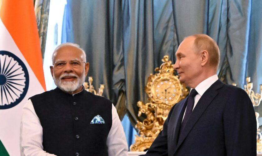 Narendra Modi (g) et le président russe Vladimir Poutine (d) lors d'une visite du premier ministre indien au Kremlin à Moscou le 9 juillet 2024