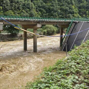 En Chine, un pont autoroutier s’effondre après des pluies diluviennes : 12 morts et plus de 30 disparus