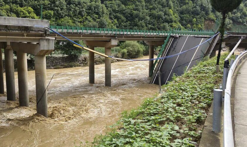 En Chine, un pont autoroutier s’effondre après des pluies diluviennes : 12 morts et plus de 30 disparus