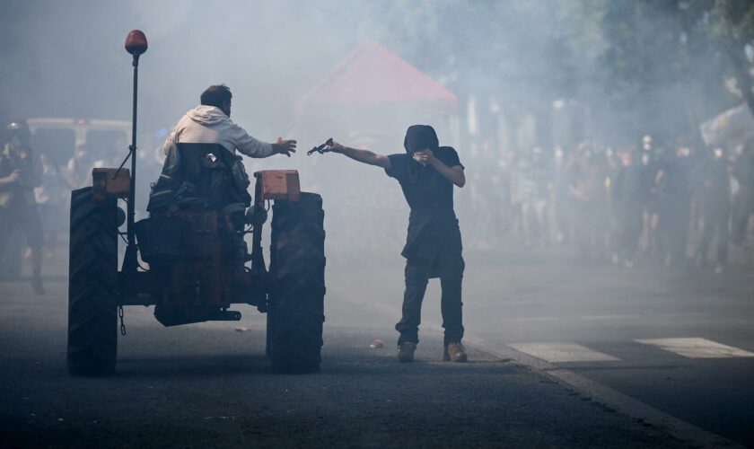 Manifestation « anti-bassines » à La Rochelle : des heurts entre black blocs et policiers, plusieurs interpellations