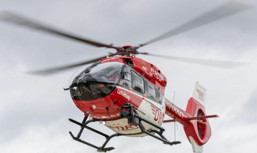 Nach einem Unfall auf der A5 werden drei Männer verletzt. (Symbolfoto) Foto: Daniel Karmann/dpa