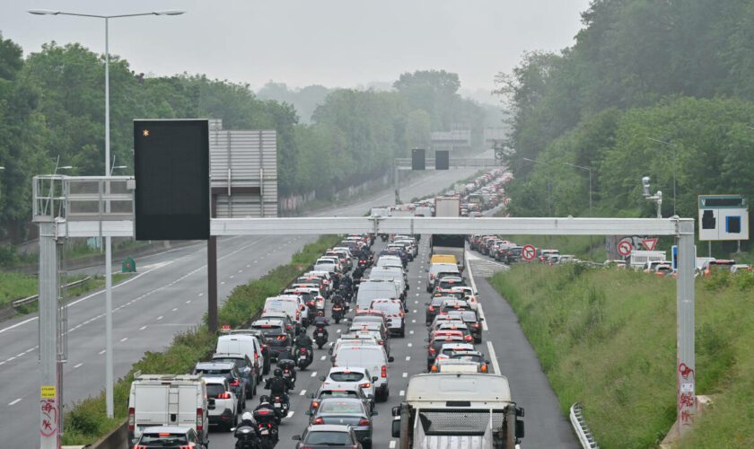 Départs en vacances : jusqu’à 940 km de bouchons sur les routes