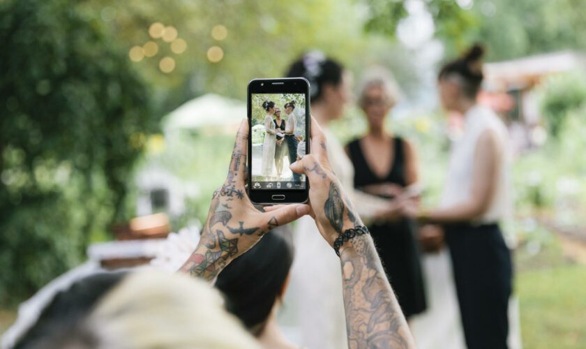 Les téléphones interdits aux mariages, une tendance que les photographes approuvent