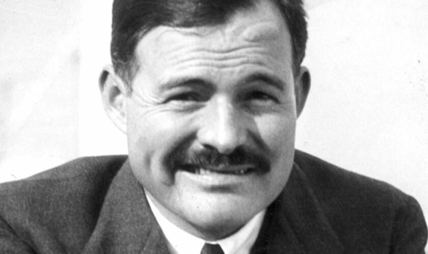 Der amerikanische Schriftsteller Ernest Hemingway (1899-1961) in jüngeren Jahren. (undatiertes Archivfoto) Foto: -/UPI/dpa