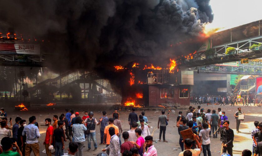 Tirs à balles réelles, couvre-feu… Au Bangladesh, un mouvement étudiant vire à l’émeute contre l’exécutif