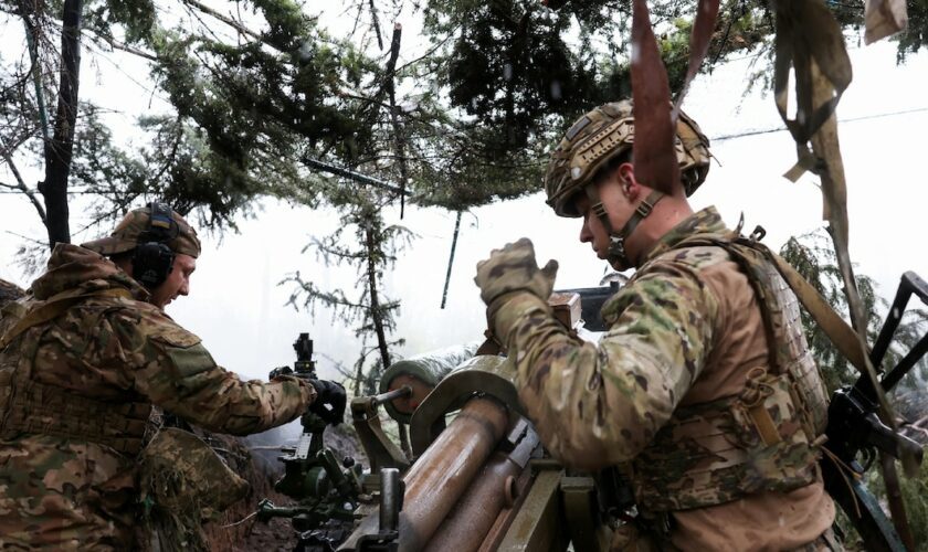 Des soldats ukrainiens tirent sur des positions russes sur la ligne de front de la région de Lougansk, le 20 avril 2023