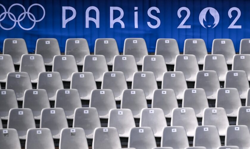 Une bannière des Jeux olympiques de Paris surplombe une tribune bordant la Seine pour la cérémonie d'ouverture des JO-2024, le 20 juillet 2024 à Paris