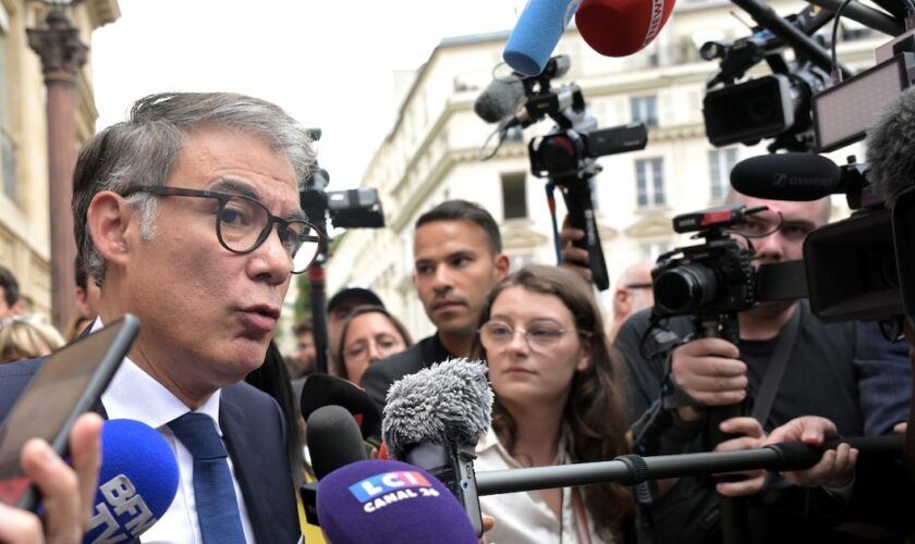 Le premier secrétaire du parti socialiste, Olivier Faure, répond aux journalistes devant l'Assemblée nationale, le 9 juillet 2024 à Paris