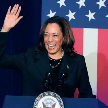 Kamala Harris ist die erste Frau und die erste Schwarze im US-Vizepräsidentenamt. (Archivbild) Foto: Carlos Osorio/AP