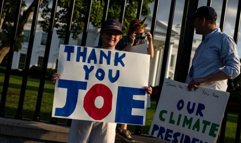 En retirant sa candidature, Joe Biden a fait “le bon choix” mais la voie reste “incertaine”