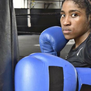 Cindy Ngamba, la boxeuse égérie de l’équipe des réfugiés à Paris