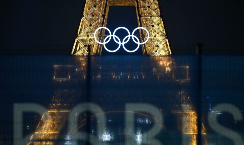 JO de Paris : l’alignement parfait de la pleine Lune avec un anneau olympique de la Tour Eiffel