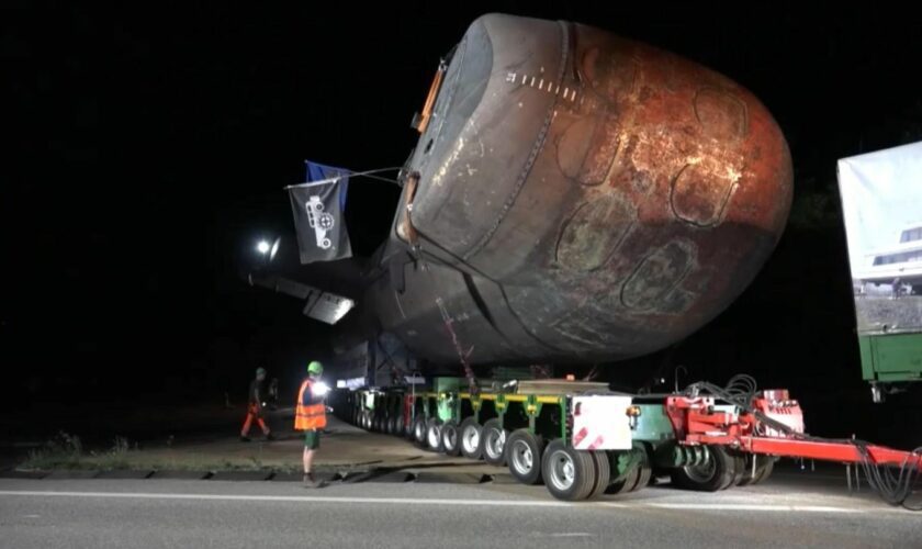 Gigant an Land: Riesiges U-Boot reist über Autobahn nach Sinsheim