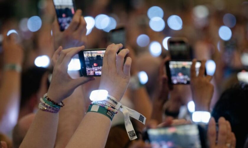 Fans fiebern den Auftritt von Taylor Swift in Hamburg entgegen Foto: Marius Becker/dpa