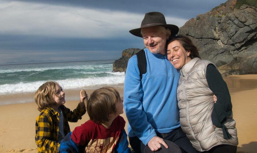 Julian Assange sur une plage australienne avec sa famille : le temps et la liberté retrouvés