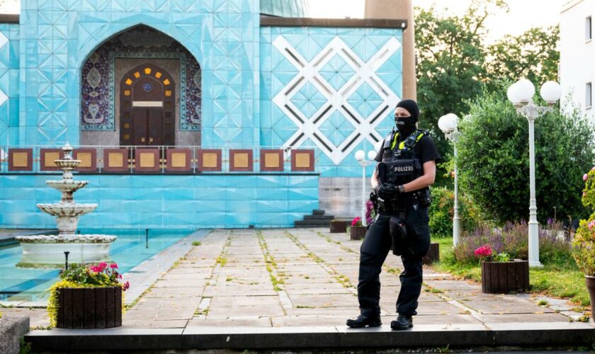 Erneut Razzia in Hamburg – Dutzende Polizisten riegeln „Blaue Moschee“ ab