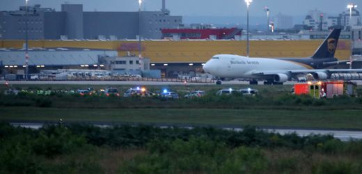 Letzte Generation: Klimaaktivisten blockieren Flugbetrieb am Flughafen Köln/Bonn