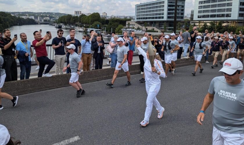 🔴 JO 2024 J-2 : la flamme poursuit son parcours, le football et le rugby entrent en lice