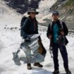 Beim Müllsammeln auf dem Gletscher kommen auch Metallteile von alten Messstationen zm Vorschein. Foto: --/Diavolezza Lagalb Ag/d