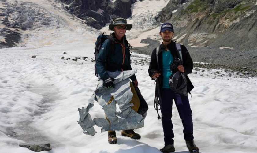 Beim Müllsammeln auf dem Gletscher kommen auch Metallteile von alten Messstationen zm Vorschein. Foto: --/Diavolezza Lagalb Ag/d