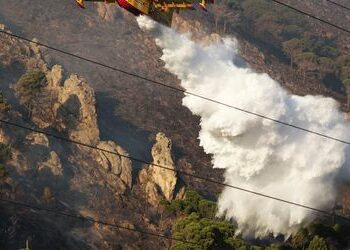 Hunderte Urlauber fliehen vor Waldbrand aus italienischem Feriendorf