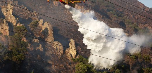 Hunderte Urlauber fliehen vor Waldbrand aus italienischem Feriendorf