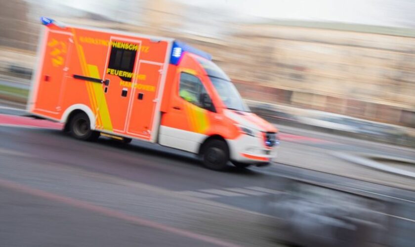 Bei einem Unfall werden sieben Menschen verletzt. (Symboldbild) Foto: Julian Stratenschulte/dpa