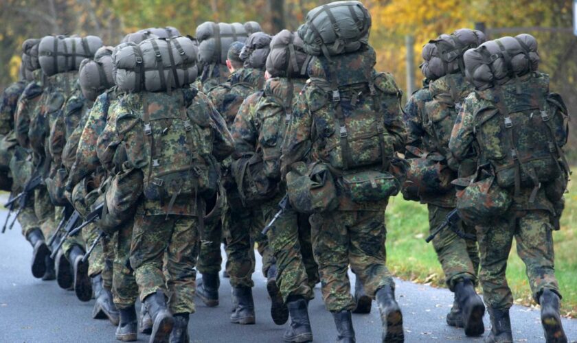 Bundeswehr rekrutiert Tausende Minderjährige – Linke spricht von „Militarisierung“