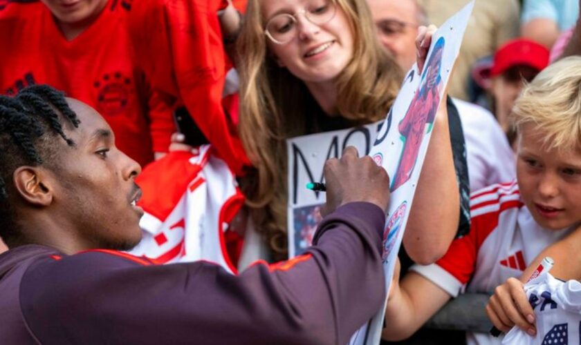 Die Autogramme der Bayern-Stars waren gefragt. Foto: David Inderlied/dpa