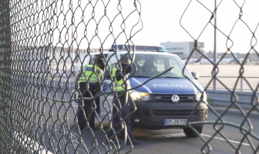 Loch im Zaun: "Letzte Generation" bricht in Frankfurter Flughafen ein und legt Flugverkehr lahm