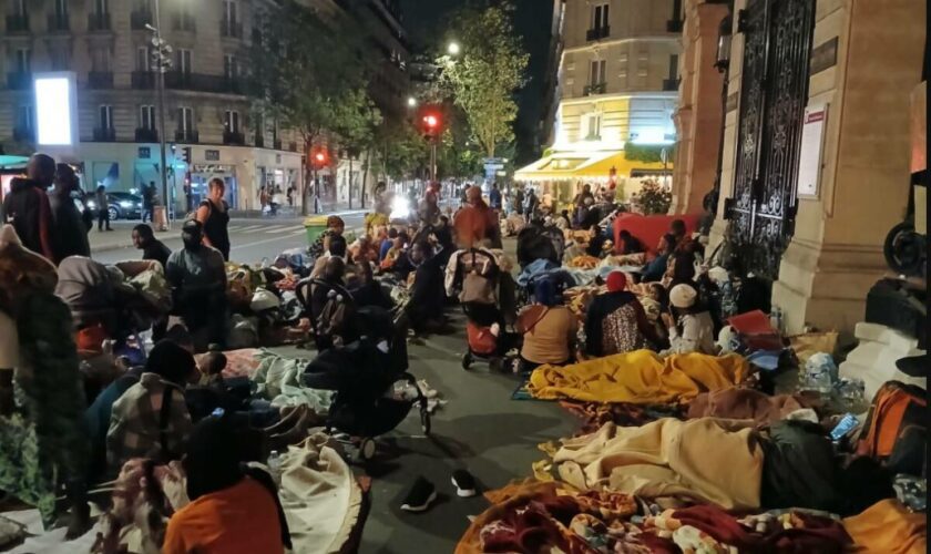 A Paris, un campement de familles à la rue s’installe devant la mairie du 18e arrondissement