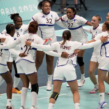 JO de Paris 2024 : au handball, les Bleues s’extirpent du piège hongrois