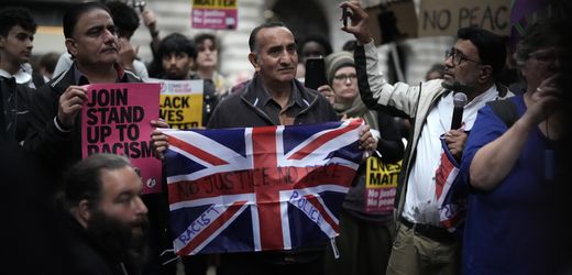 Großbritannien: Video zeigt Polizist, der am Boden liegenden Mann gegen den Kopf tritt