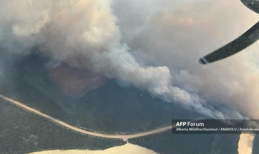 Le Canada en proie aux flammes, un feu atteint une ville située dans le plus grand parc des Rocheuses