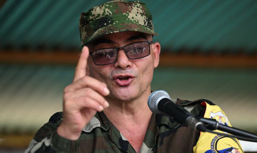 Qui est Iván Mordisco, dissident des Farc et “ennemi public numéro un” en Colombie ?