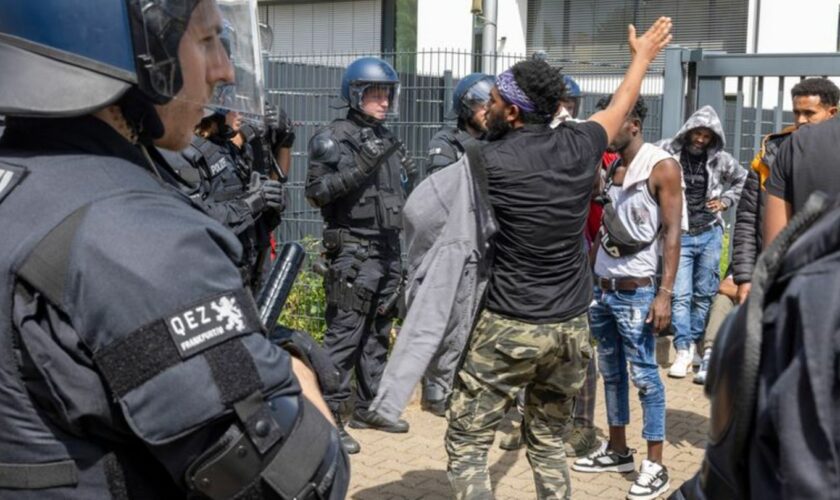 Beim umstrittenen Eritrea-Festival in Gießen hatte die Polizei Schlagstöcke und Pfefferspray eingesetzt. (Archivbild) Foto: Helm