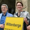 Bundesbauministerin Klara Geywitz zwischen Wittenberges Bürgermeister Oliver Hermann (l) und Rainer Genilke, Brandenburgs Minist