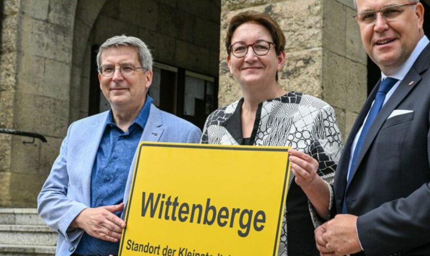 Bundesbauministerin Klara Geywitz zwischen Wittenberges Bürgermeister Oliver Hermann (l) und Rainer Genilke, Brandenburgs Minist