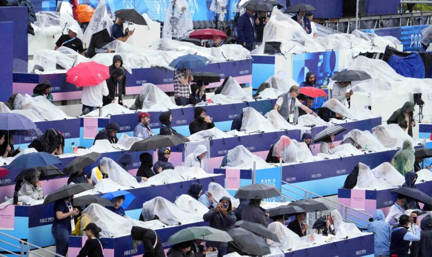 JO 2024. Cérémonie d'ouverture : le show sur la Seine débute sous un temps catastrophique, les images en direct