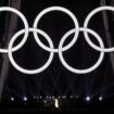 Céline Dion auf dem Eiffelturm unter den olympischen Ringen.