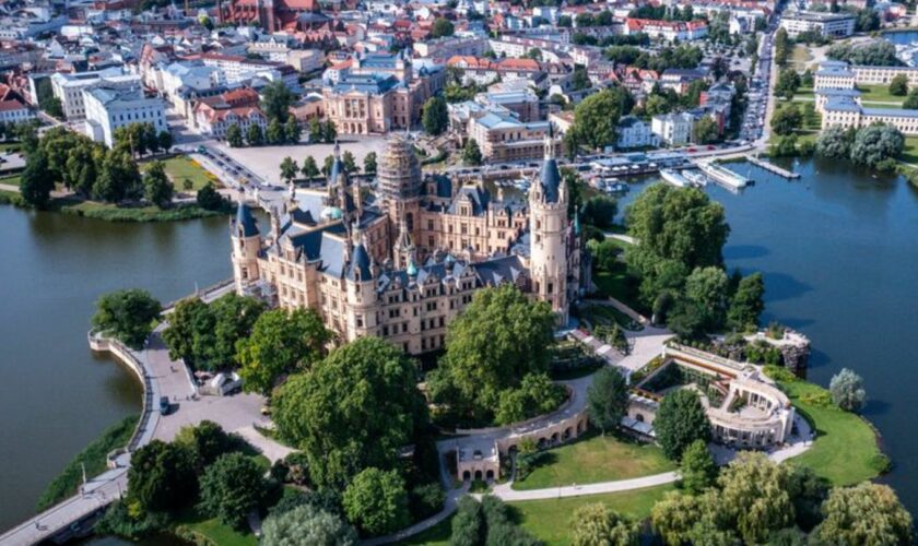 Das Schloss ist das Wahrzeichen von Schwerin. Die einstige Residenz der mecklenburgischen Herzöge soll Weltkulturerbe werden. Fo