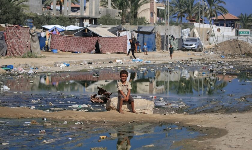 Une rue inondée d'eaux usées à Deir el-Balah dans le centre de la bande de Gaza, le 23 juillet 2024