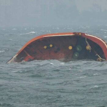 Der Öltanker "Terra Nova" war am Donnerstag in der Bucht von Manila. (Archivbild) Foto: Uncredited/Philippine Coast Guard/AP/dpa